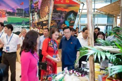 Opening-of-the-exhibition-on-innovation-and-OCOP-products-15
