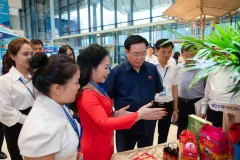 Opening-of-the-exhibition-on-innovation-and-OCOP-products-16