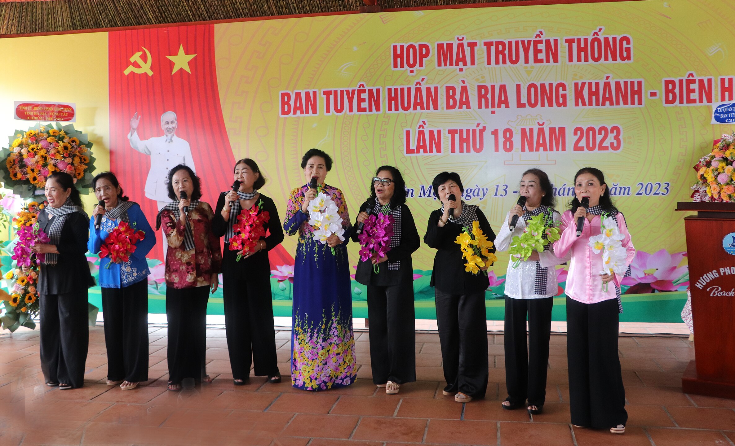 Đoàn văn công của Ban Tuyên huấn Bà Rịa-Long Khánh-Biên Hòa biểu diễn tại buổi họp mặt.