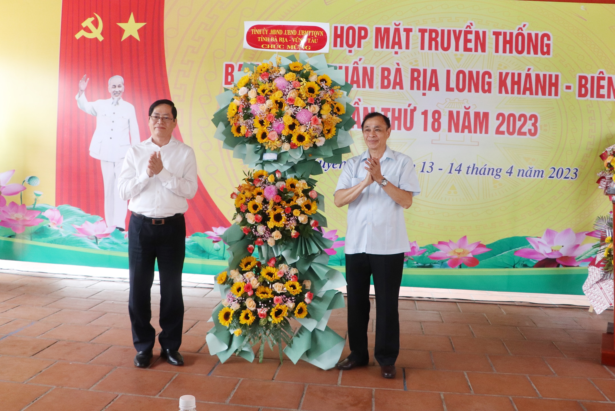 Bí thư Tỉnh ủy Phạm Viết Thanh tặng hoa chúc mừng Ban liên lạc truyền thống Ban Tuyên huấn  Bà Rịa-Long Khánh-Biên Hòa tại buổi họp mặt.