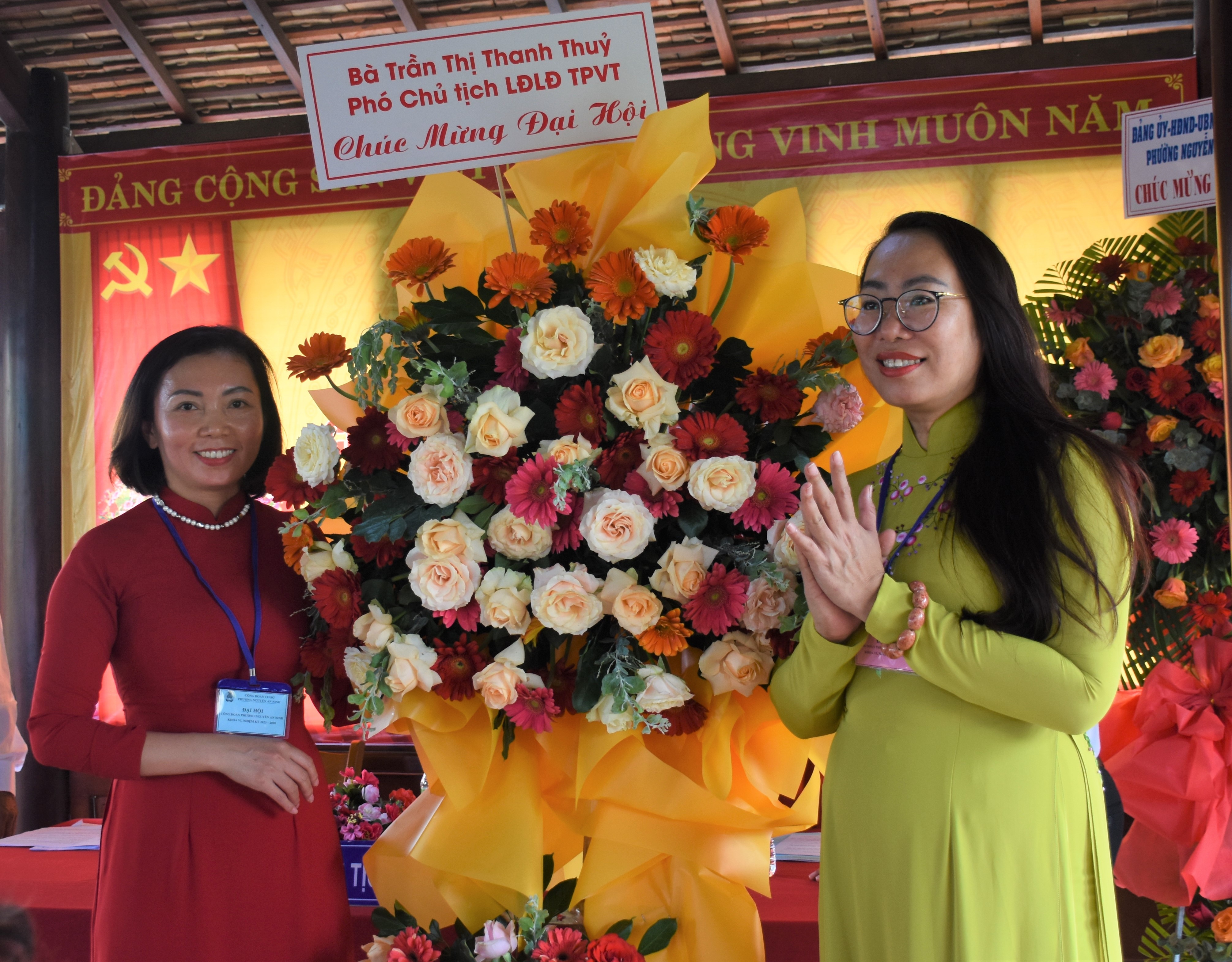 Bà Trần Thị Thanh Thủy, Phó Chủ tịch Liên đoàn lao động TP.Vũng Tàu (bên phải) tặng lãng hoa chúc mừng Đại hội.