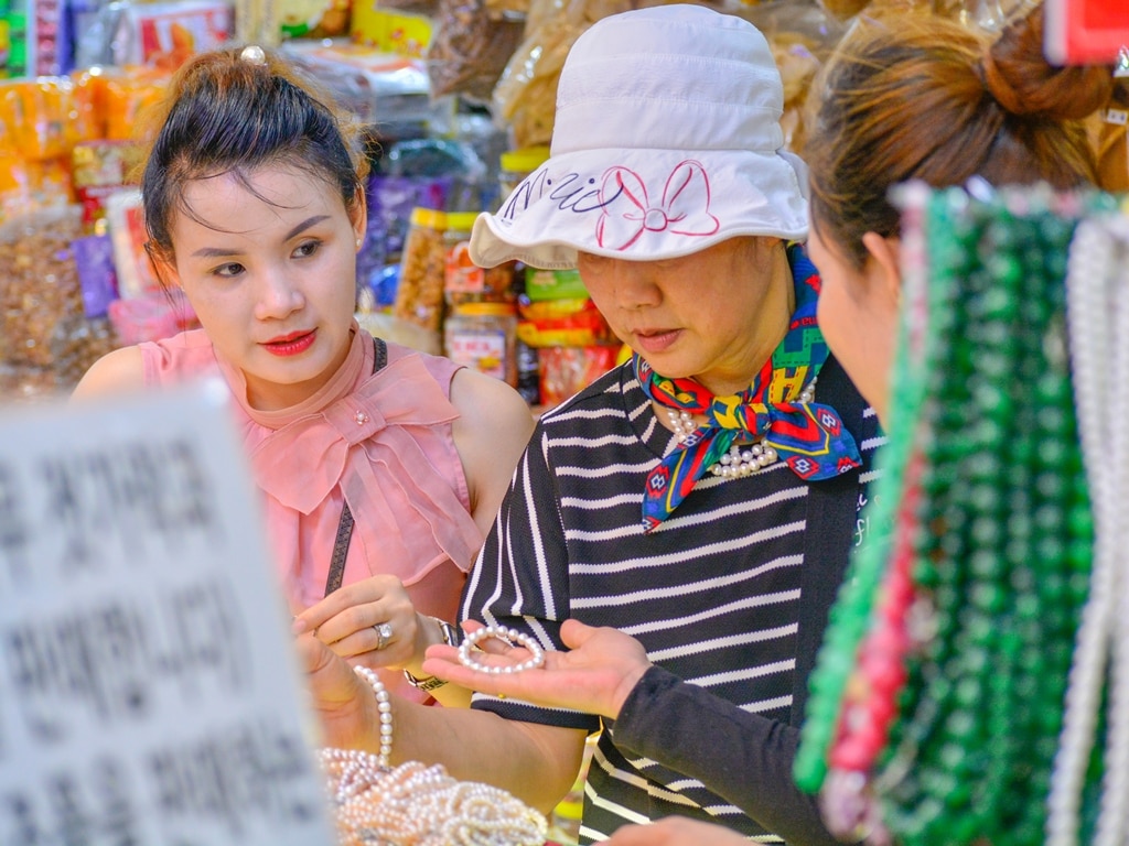 Chợ Hàn đông kín du khách Hàn Quốc - Ảnh 8.