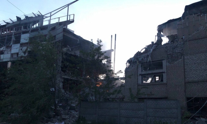 Hiện trường vụ tấn công tên lửa tại thành phố Lugansk hôm 12/5. Ảnh: Ria Novosti