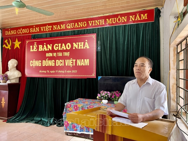 Đồng chí Nguyễn Cảnh Phượng -  Phó Tổng Biên tập Báo Lai Châu phát biểu tại Lễ bàn giao. 