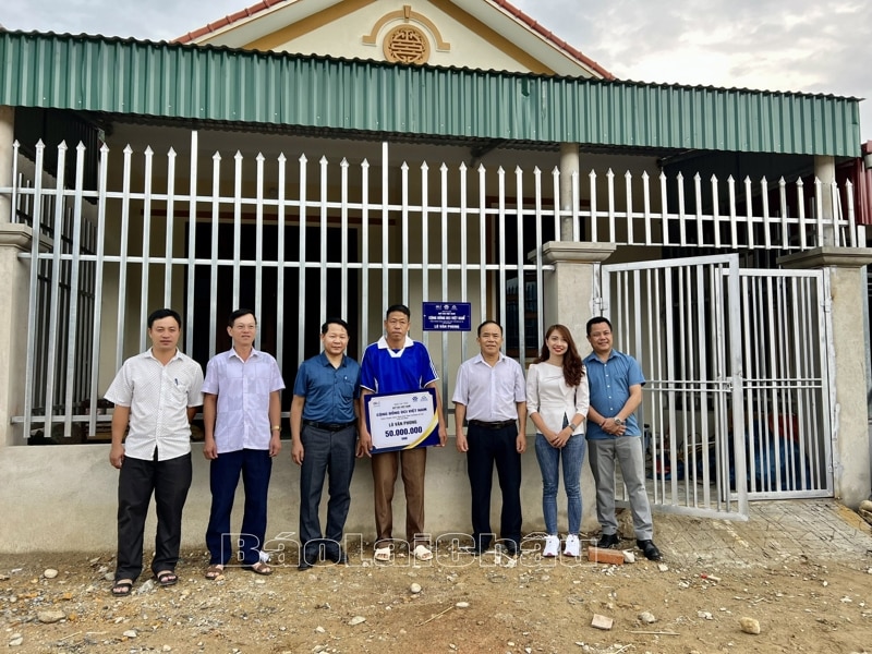 Lãnh đạo Báo Lai Châu, UBND thị trấn Mường Tè trao nhà ở cho hộ nghèo.