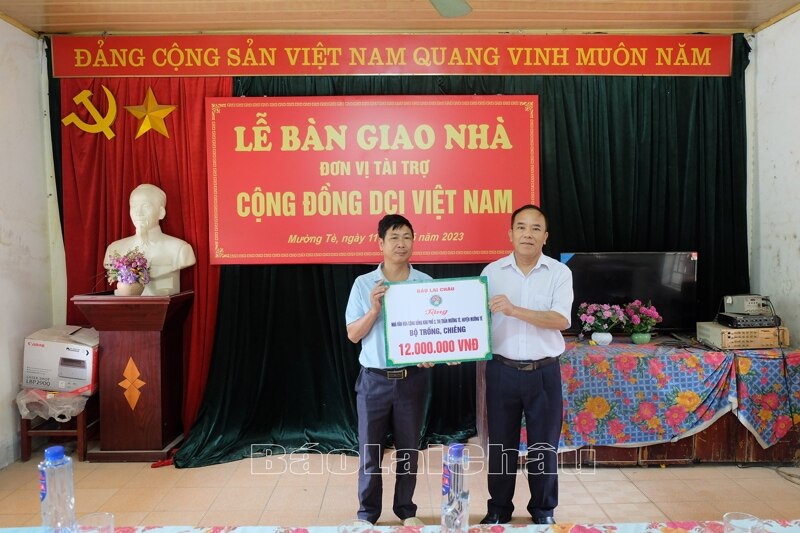 Đoàn công tác của Báo Lai Châu tặng quà cho nhà văn hoá khu phố 3 (thị trấn Mường Tè). 
