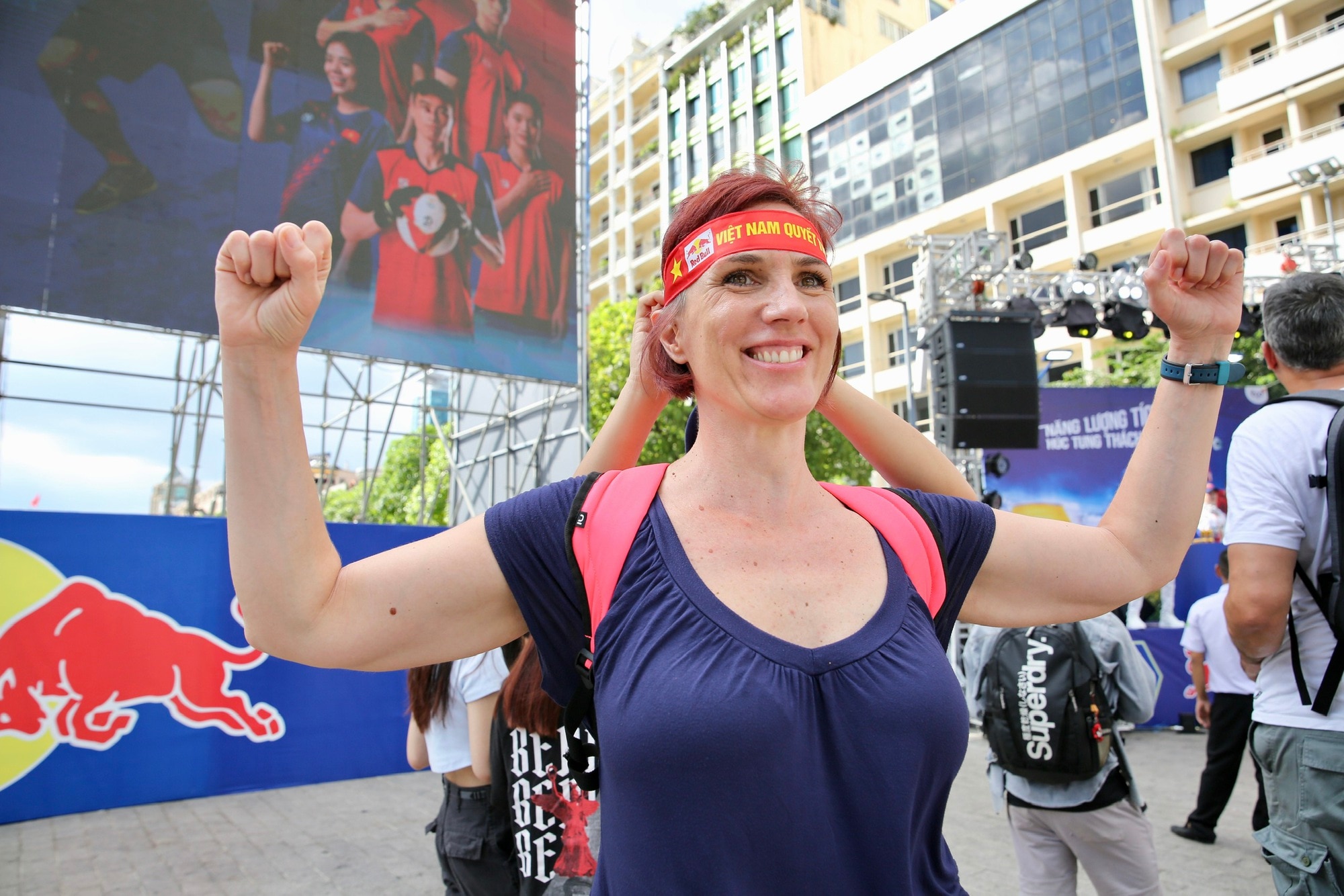 Một nữ du khách nước ngoài hào hứng hòa mình vào Red Bull Fanzone tại phố đi bộ Nguyễn Huệ