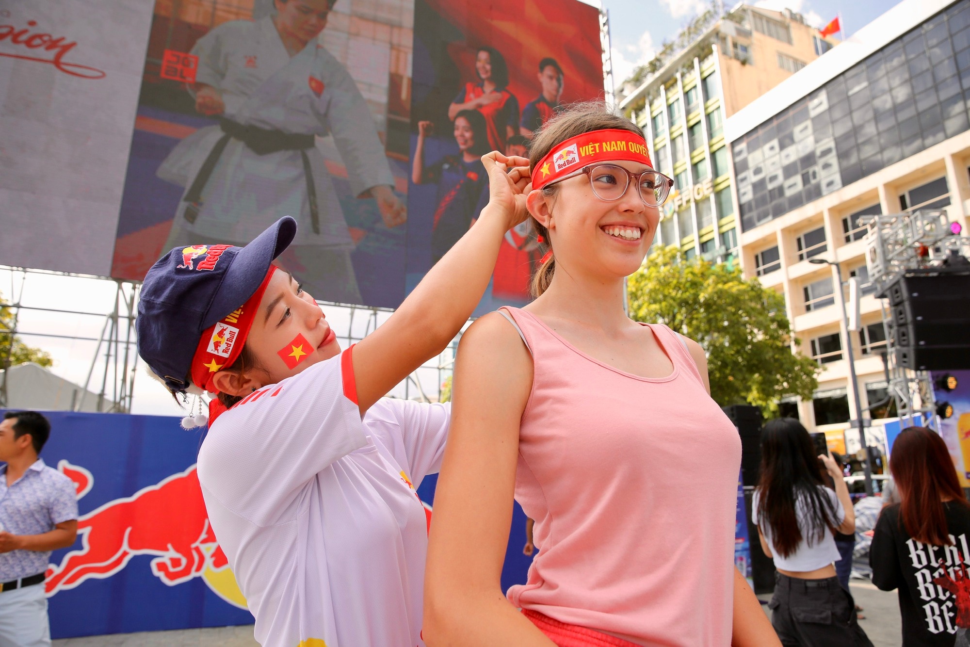 Red Bull Fanzone: Du khách nước ngoài hào hứng tiếp lửa U.22 Việt Nam - Ảnh 7.