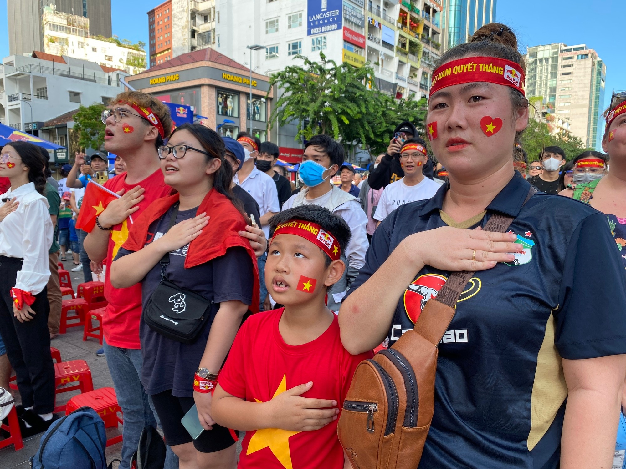 Red Bull Fanzone: Du khách nước ngoài hào hứng tiếp lửa U.22 Việt Nam - Ảnh 14.