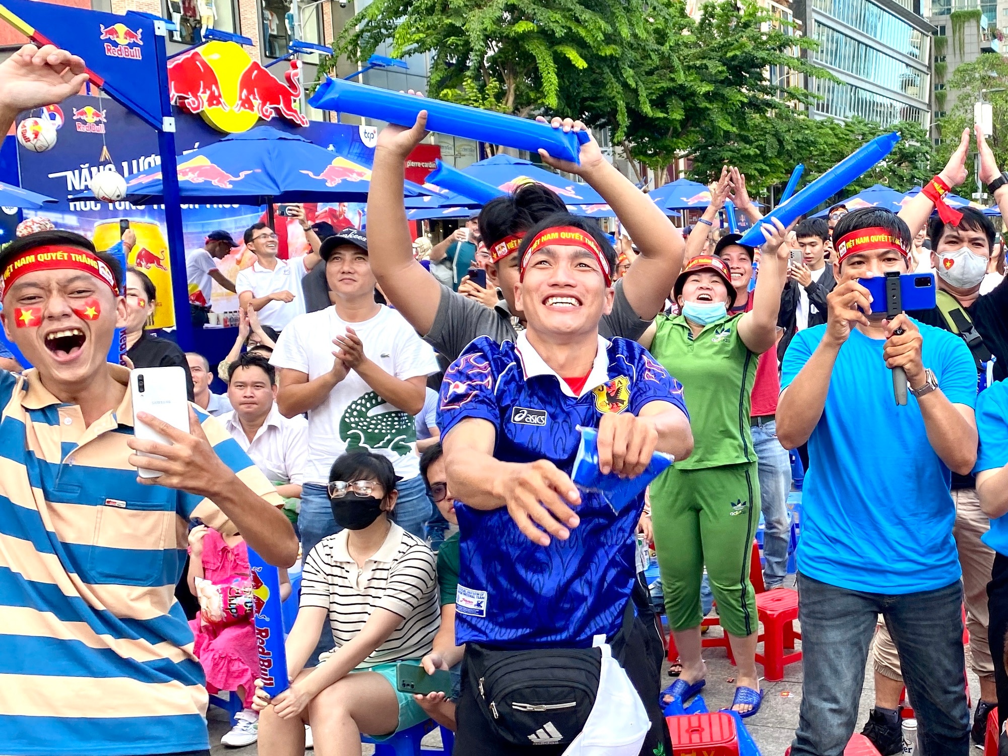 Red Bull Fanzone: Du khách nước ngoài hào hứng tiếp lửa U.22 Việt Nam - Ảnh 16.