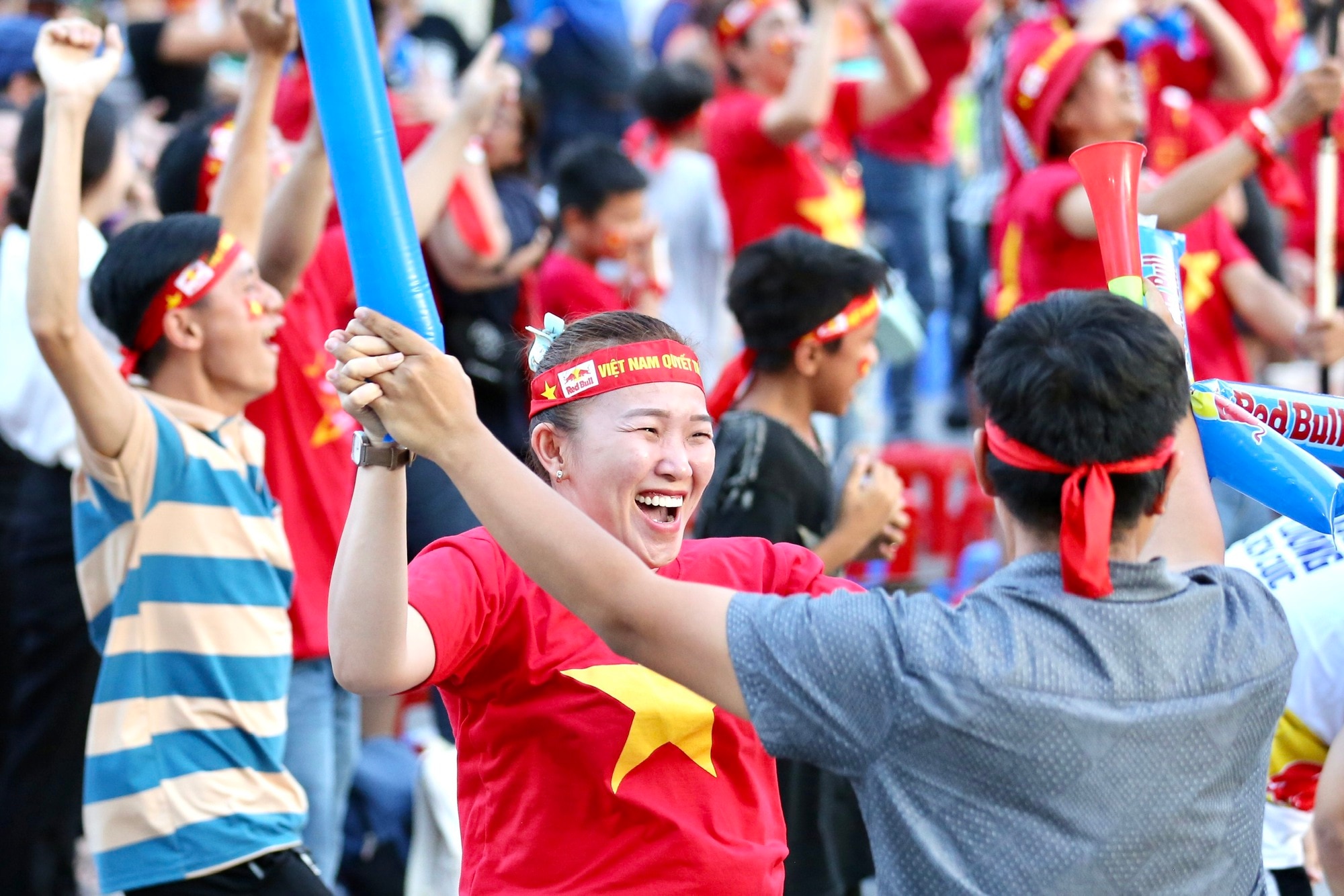Red Bull Fanzone: Du khách nước ngoài hào hứng tiếp lửa U.22 Việt Nam - Ảnh 20.
