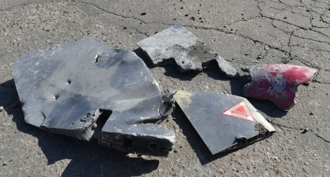 Mảnh vỡ tên lửa được tìm thấy ở hiện trường không kích tại tỉnh Lugansk sáng 15/5. Ảnh: Ria Novosti