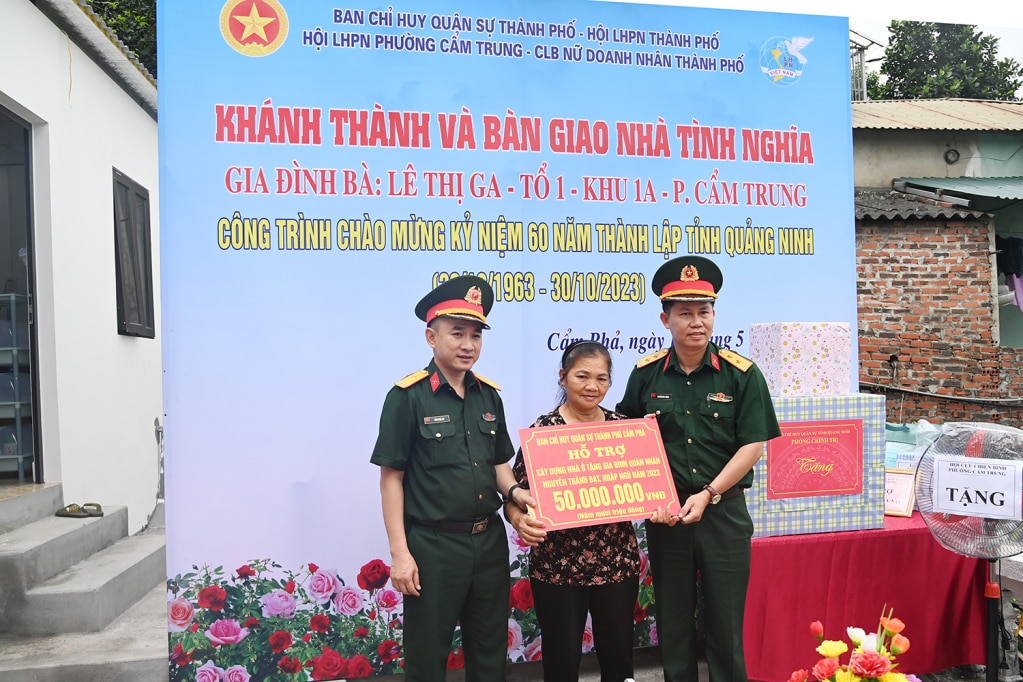 Ban CHQS TP Cẩm Phả trao số tiền hỗ trợ 50 triệu đồng.