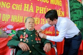 Trưởng Ban Tổ chức Tỉnh uỷ trao Huy hiệu 75 năm tuổi Đảng tại Thanh Sơn