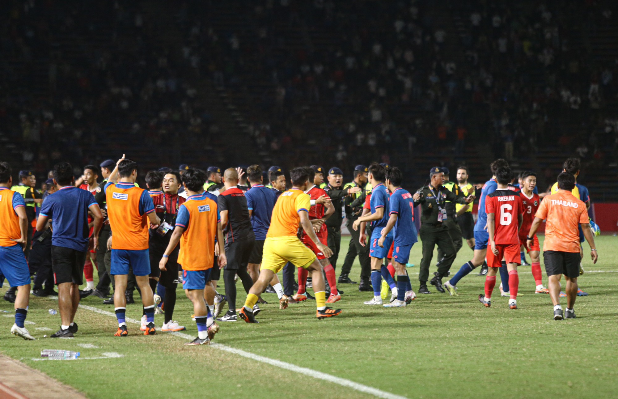 Cầu thủ U.22 Indonesia và U.22 Thái Lan đánh nhau, hỗn chiến nổ ra ở chung kết SEA Games 32 - Ảnh 5.