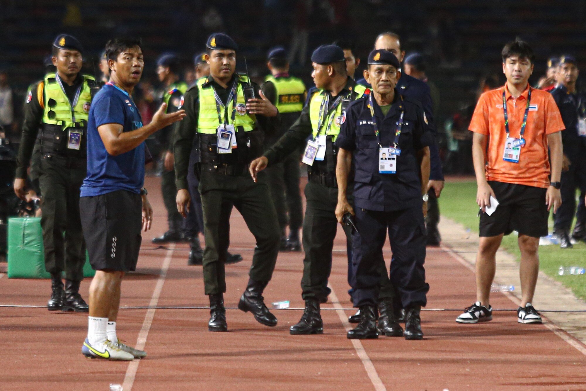 Cầu thủ U.22 Indonesia và U.22 Thái Lan đánh nhau, hỗn chiến nổ ra ở chung kết SEA Games 32 - Ảnh 6.