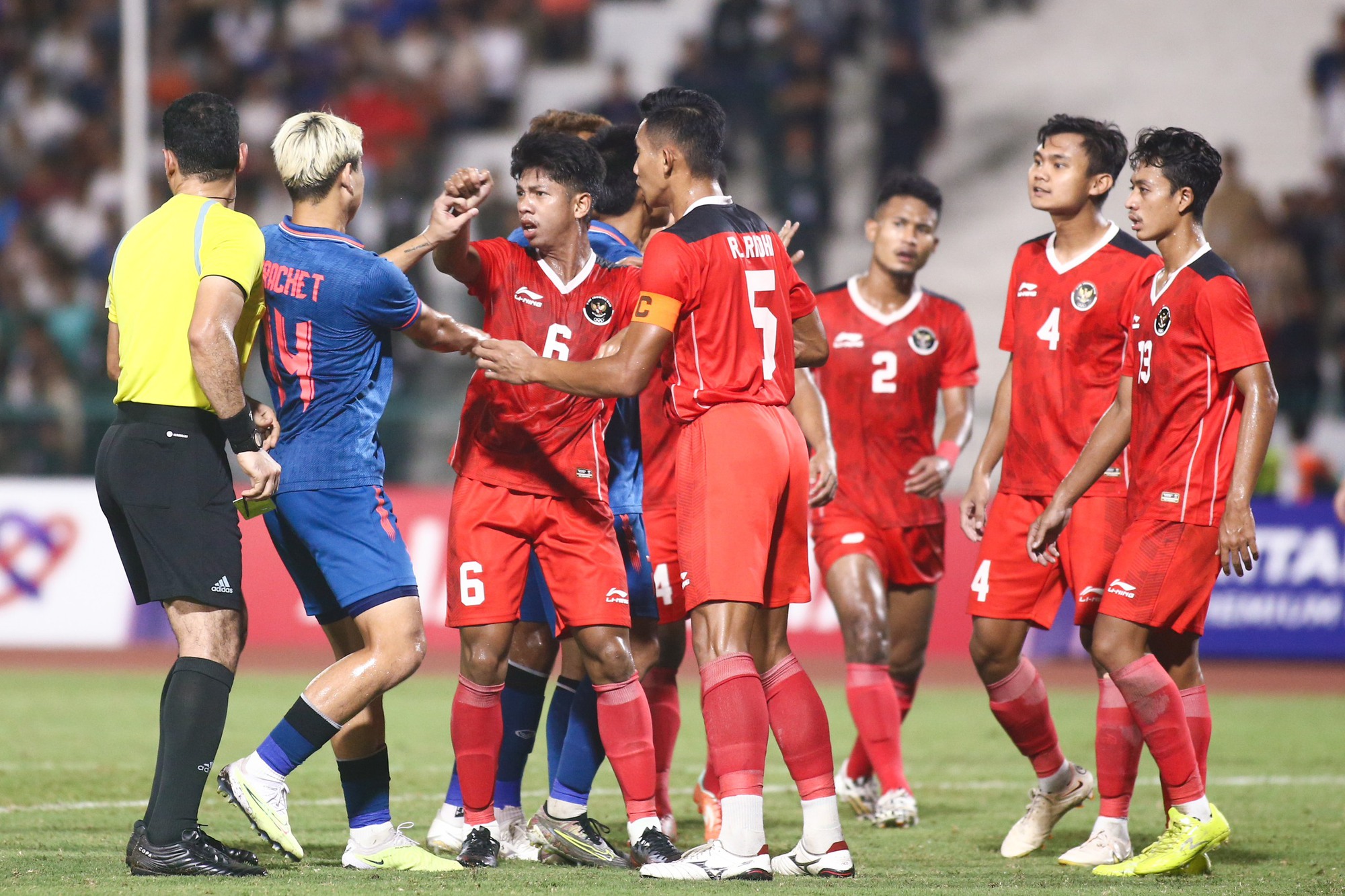 Cầu thủ U.22 Indonesia và U.22 Thái Lan đánh nhau, hỗn chiến nổ ra ở chung kết SEA Games 32 - Ảnh 4.