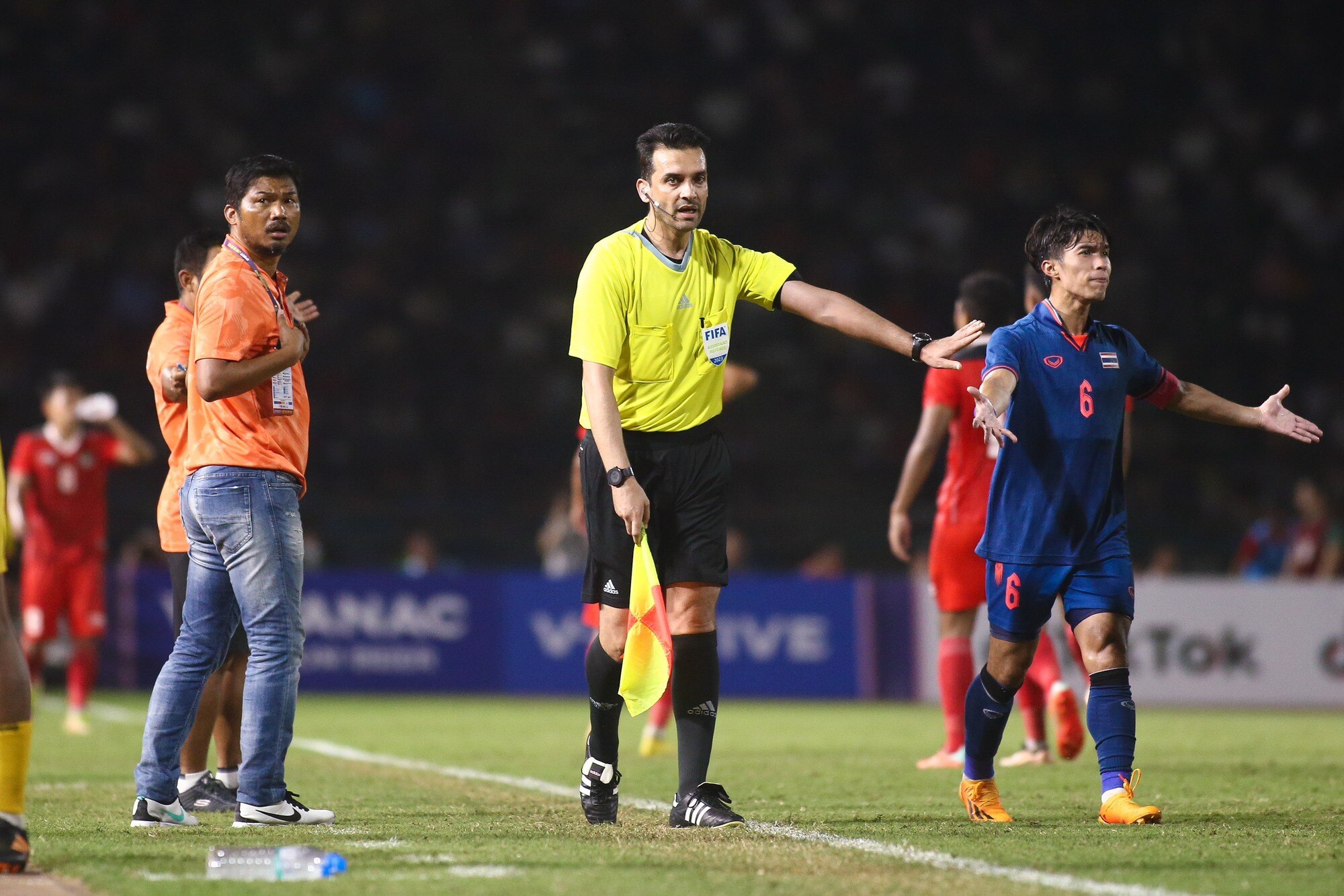 Cầu thủ U.22 Indonesia và U.22 Thái Lan đánh nhau, hỗn chiến nổ ra ở chung kết SEA Games 32 - Ảnh 2.