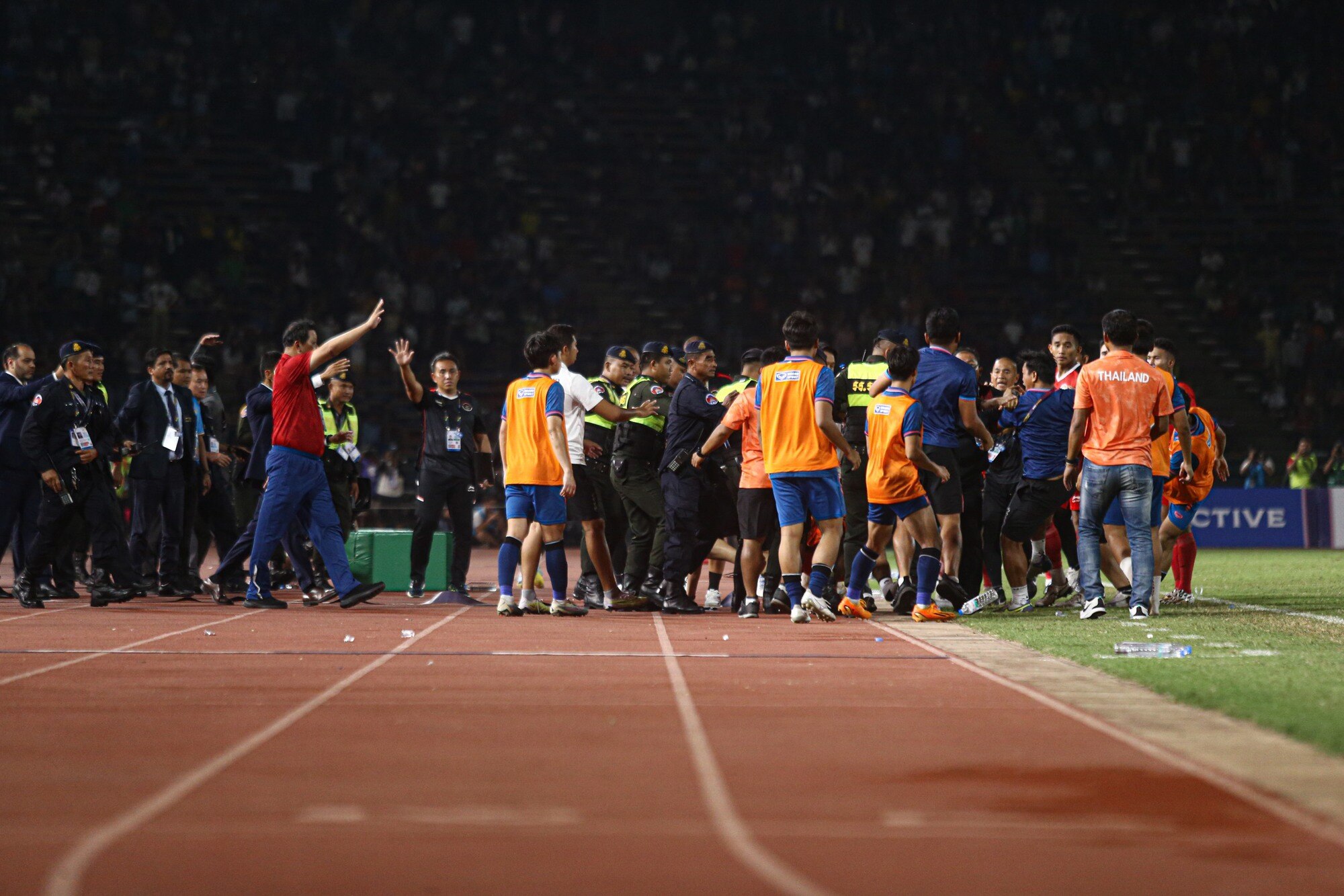 Cầu thủ U.22 Indonesia và U.22 Thái Lan đánh nhau, hỗn chiến nổ ra ở chung kết SEA Games 32 - Ảnh 8.