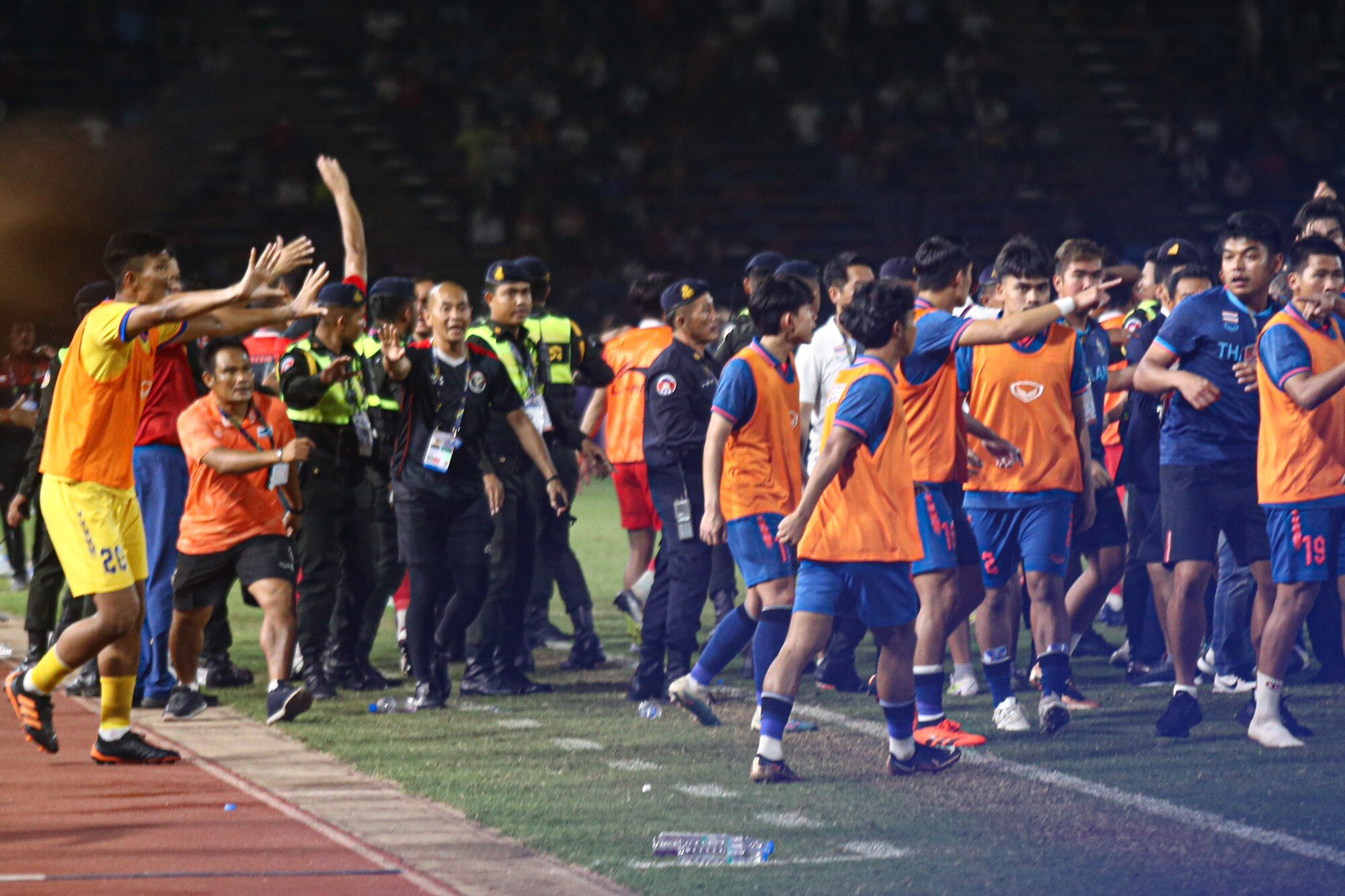 Cầu thủ U.22 Indonesia và U.22 Thái Lan đánh nhau, hỗn chiến nổ ra ở chung kết SEA Games 32 - Ảnh 9.