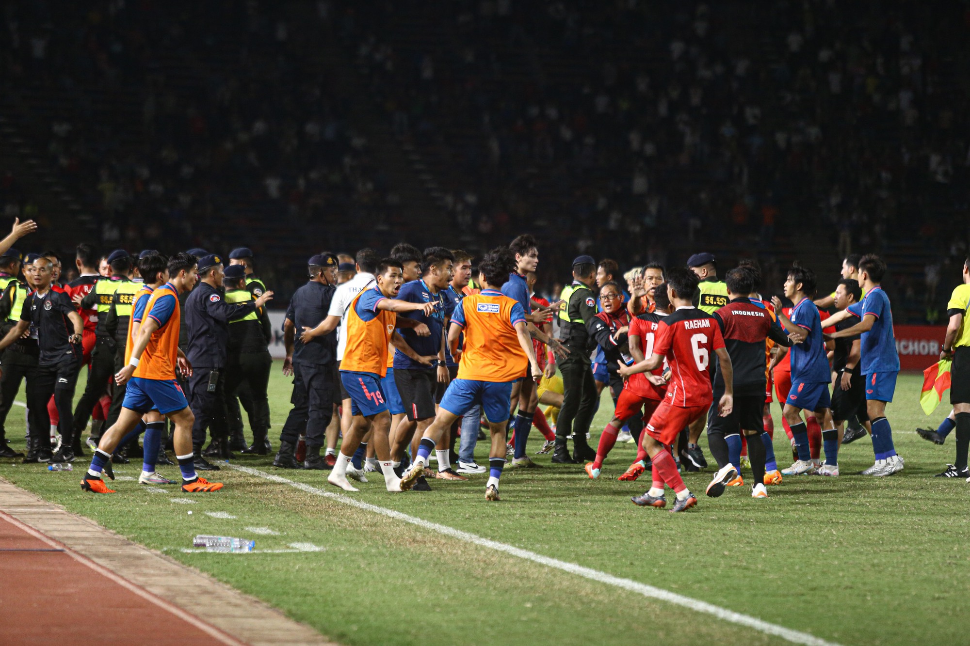 Cầu thủ U.22 Indonesia và U.22 Thái Lan đánh nhau, hỗn chiến nổ ra ở chung kết SEA Games 32 - Ảnh 12.