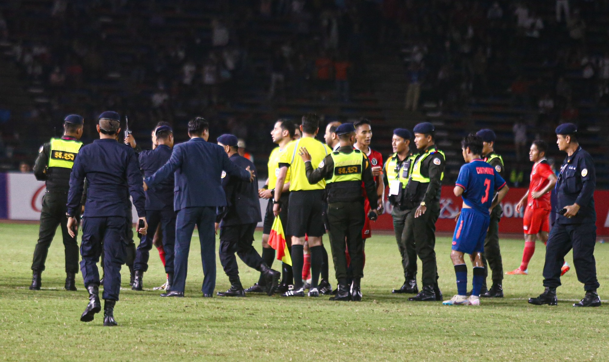 Cầu thủ U.22 Indonesia và U.22 Thái Lan đánh nhau, hỗn chiến nổ ra ở chung kết SEA Games 32 - Ảnh 11.
