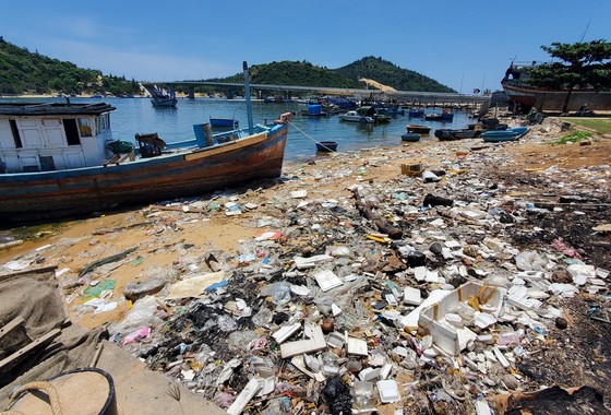 Rác tràn ngập cửa biển, cảng cá ở Bình Định ảnh 5