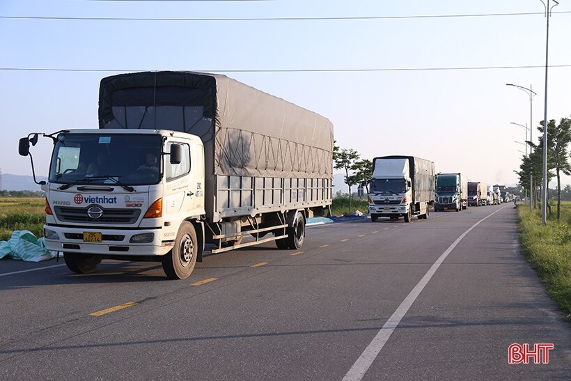 Va chạm container, xe tải lật nghiêng dưới ruộng trên tuyến tránh TP Hà Tĩnh