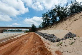 Gần 16,2 tỉ đồng xây dựng đê hữu sông Bến Hải đoạn qua thôn Bắc Sơn, xã Trung Giang