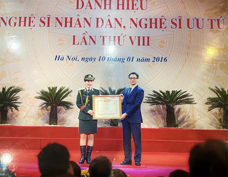 Thượng tá, NSƯT Hương Giang được tặng Danh hiệu Nghệ sĩ Ưu tú