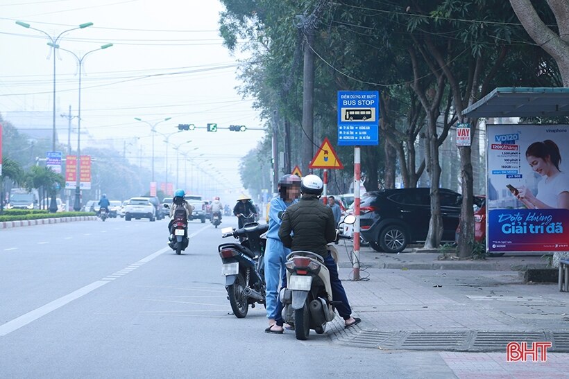“Vô tư” đỗ xe tại điểm dừng, đón trả khách của xe bus ở TP Hà Tĩnh