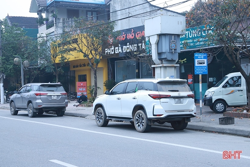 “Vô tư” đỗ xe tại điểm dừng, đón trả khách của xe bus ở TP Hà Tĩnh