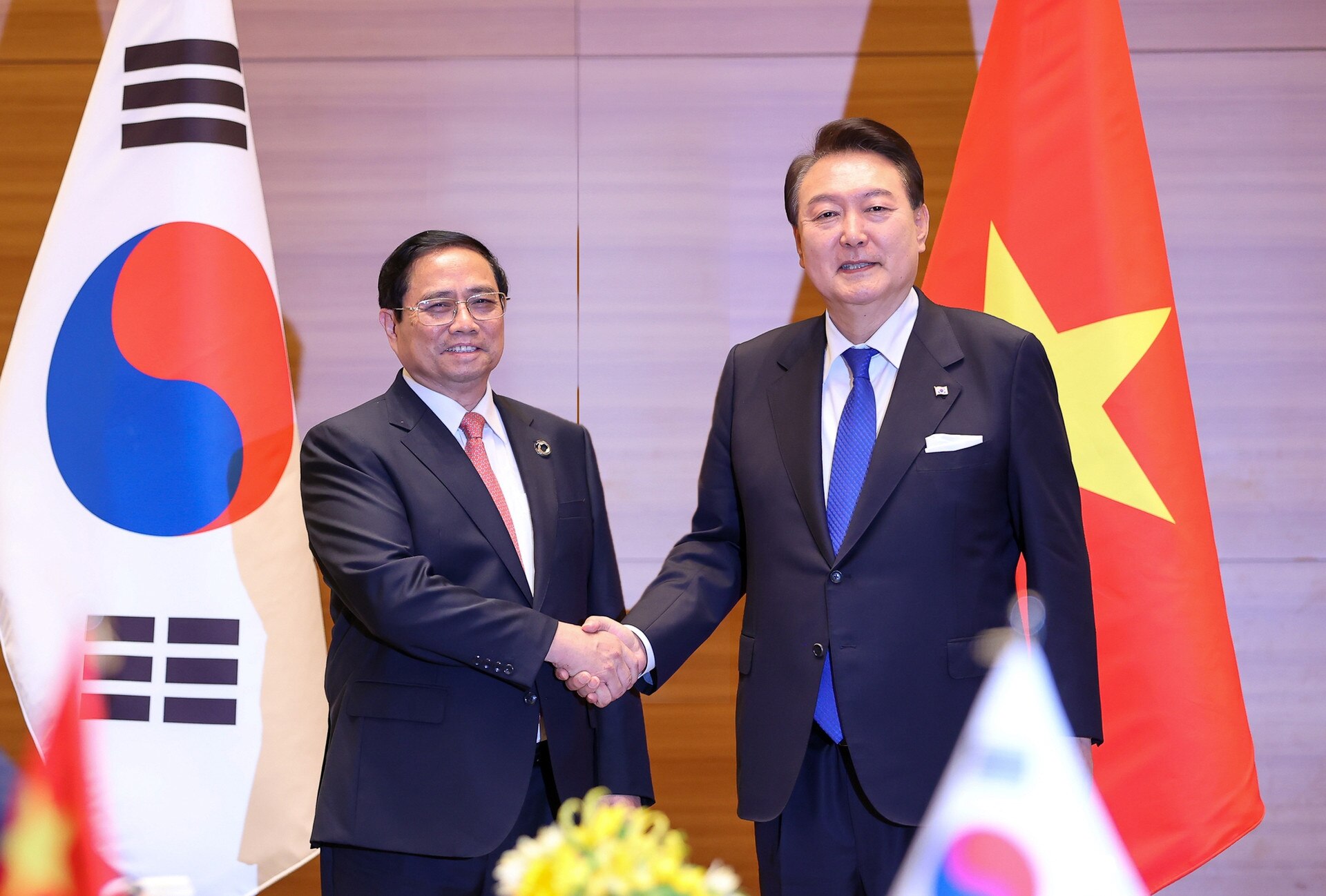 Prime Minister Pham Minh Chinh meets with the President of the Republic of Korea on the occasion of the G7 Open Summit - Photo 1.