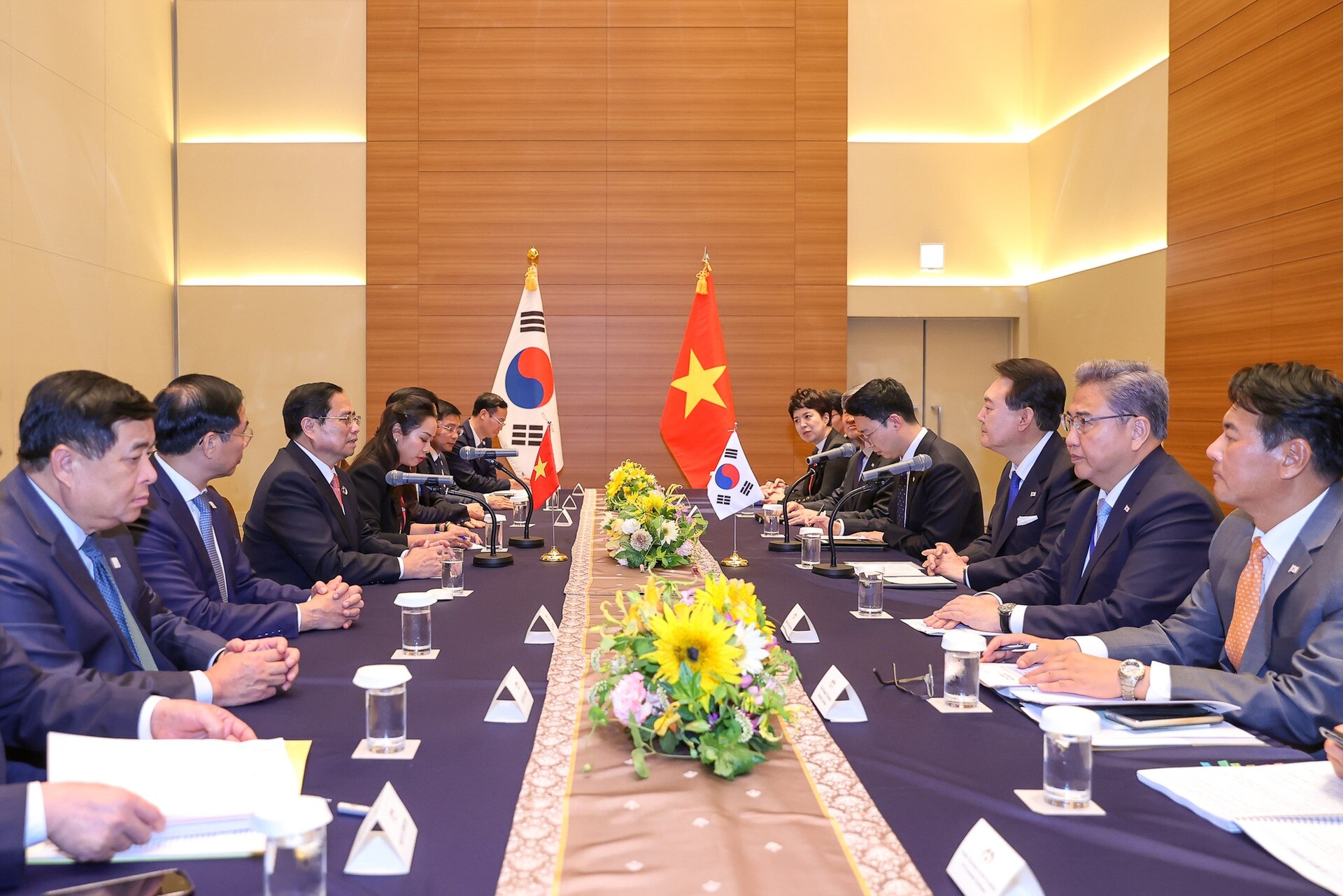 Prime Minister Pham Minh Chinh meets with the President of the Republic of Korea on the occasion of the G7 Open Summit - Photo 2.