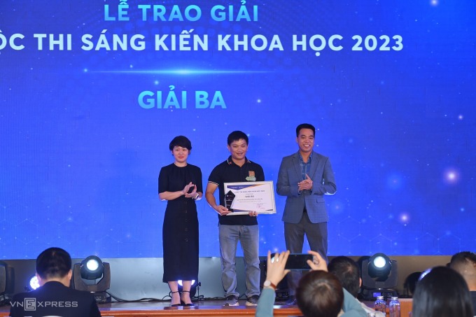 Tác giả Lương Văn Trường (giữa) nhận giải ba với dự án hạt giống nảy mầm nhanh. Ảnh: Giang Huy