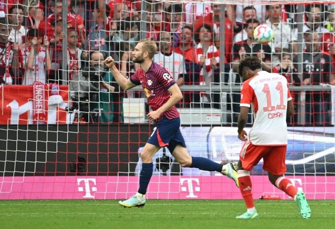 Laimer (trái) mừng bàn thắng gỡ hòa 1-1 cho Leipzig. Ảnh: AP