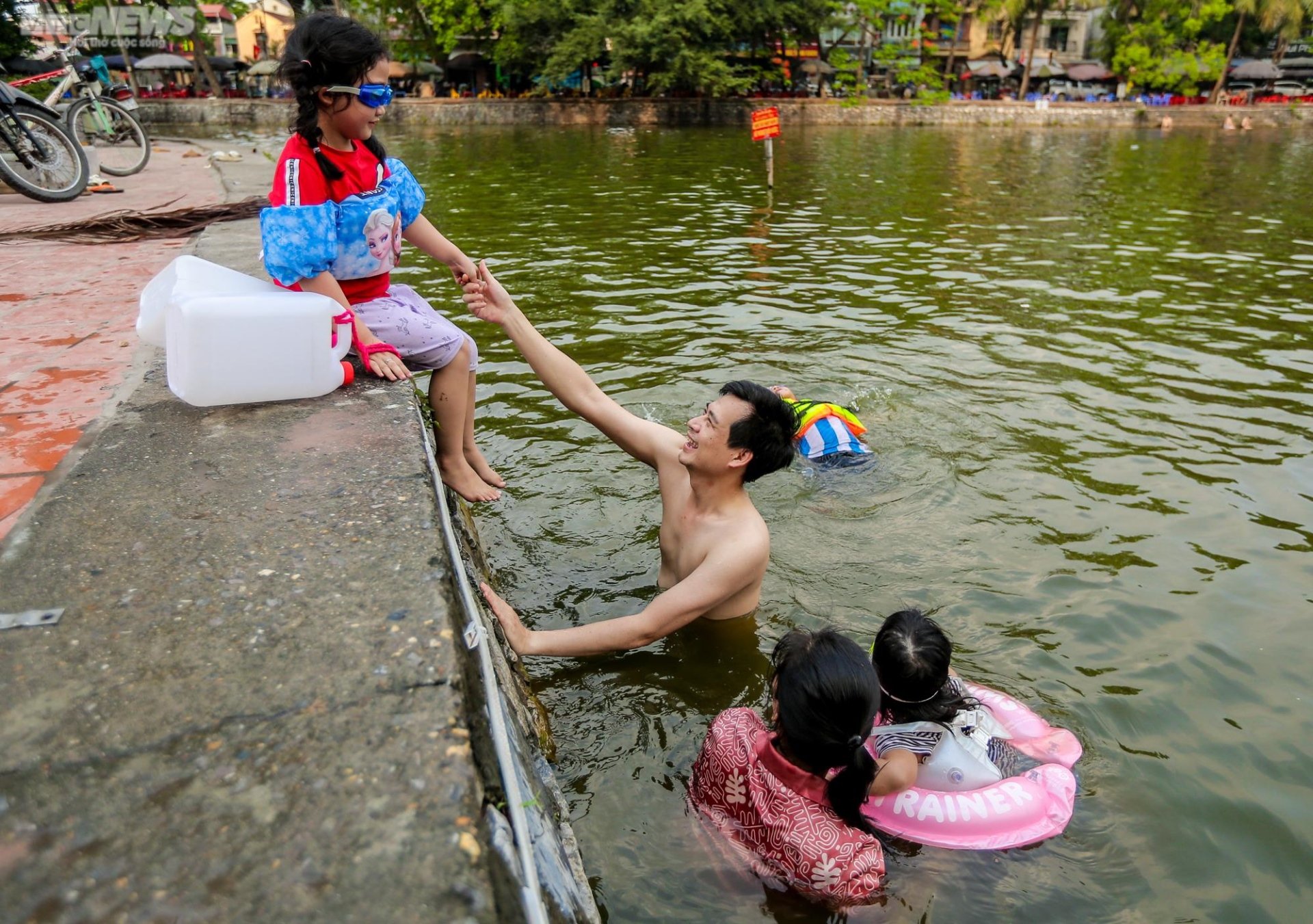 Trẻ em Hà Nội thích thú tắm ‘giải nhiệt’ dưới hồ nghìn năm tuổi - 2
