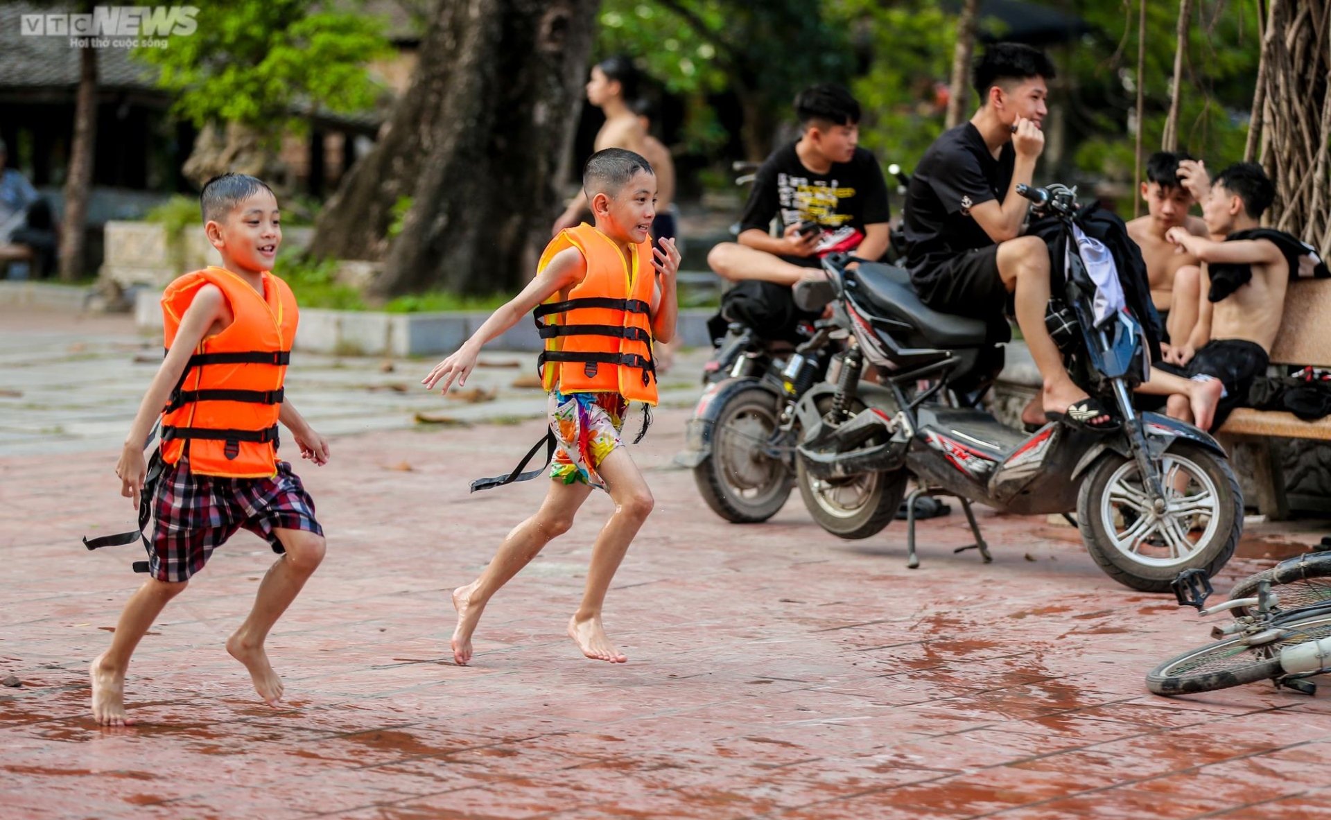 Trẻ em Hà Nội thích thú tắm ‘giải nhiệt’ dưới hồ nghìn năm tuổi - 6