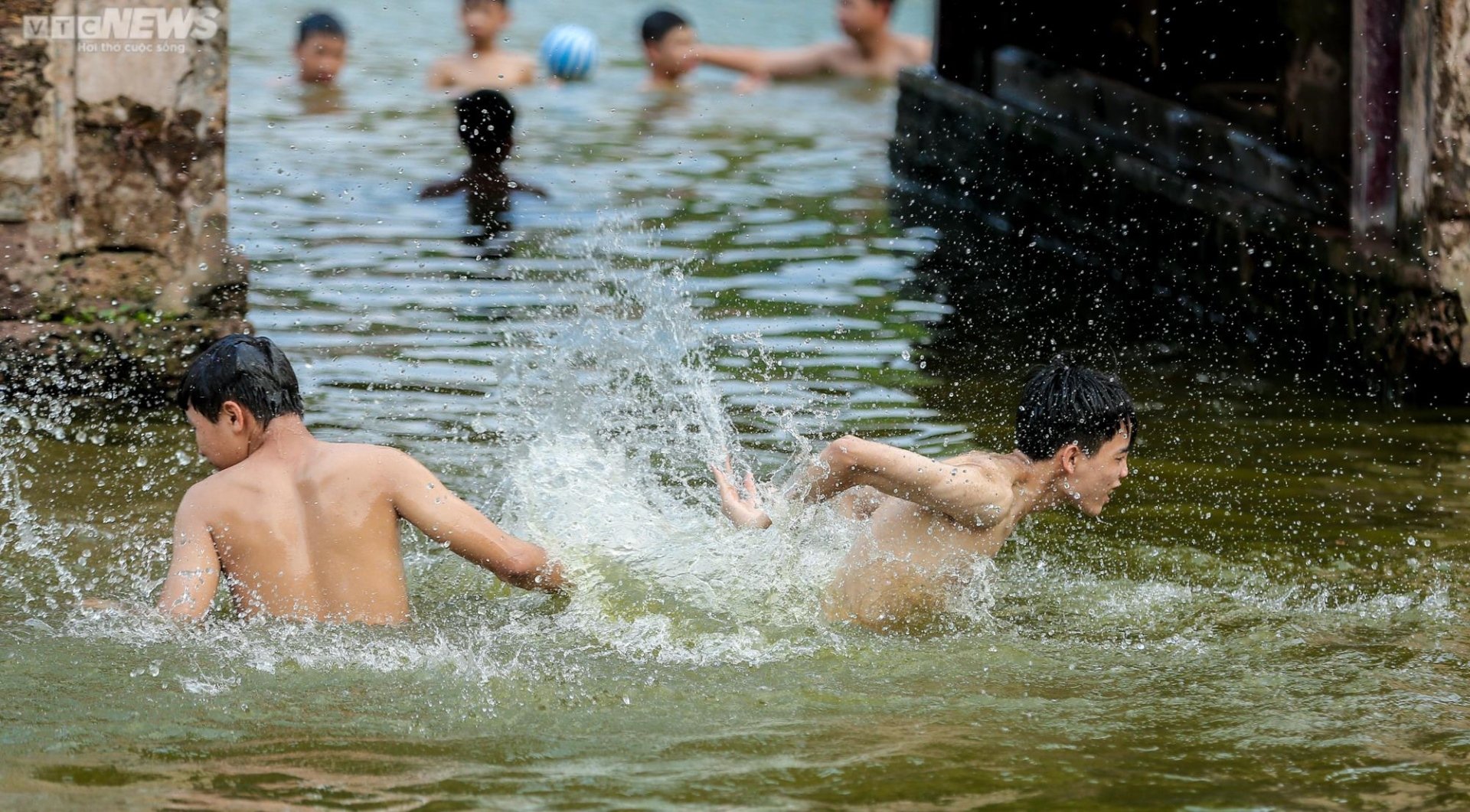 Trẻ em Hà Nội thích thú tắm ‘giải nhiệt’ dưới hồ nghìn năm tuổi - 5