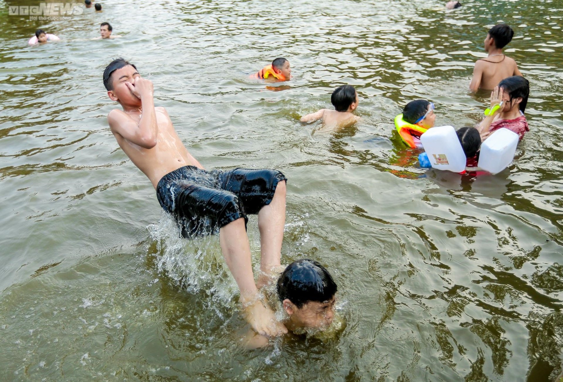 Trẻ em Hà Nội thích thú tắm ‘giải nhiệt’ dưới hồ nghìn năm tuổi - 10