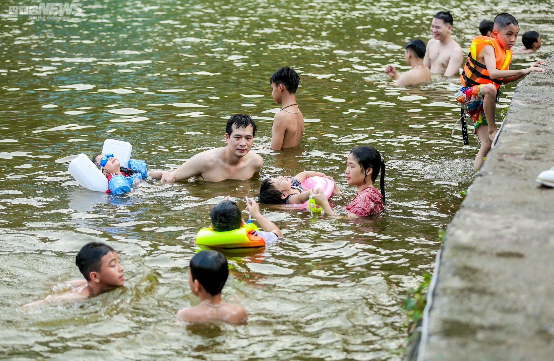 Trẻ em Hà Nội thích thú tắm ‘giải nhiệt’ dưới hồ nghìn năm tuổi - 3