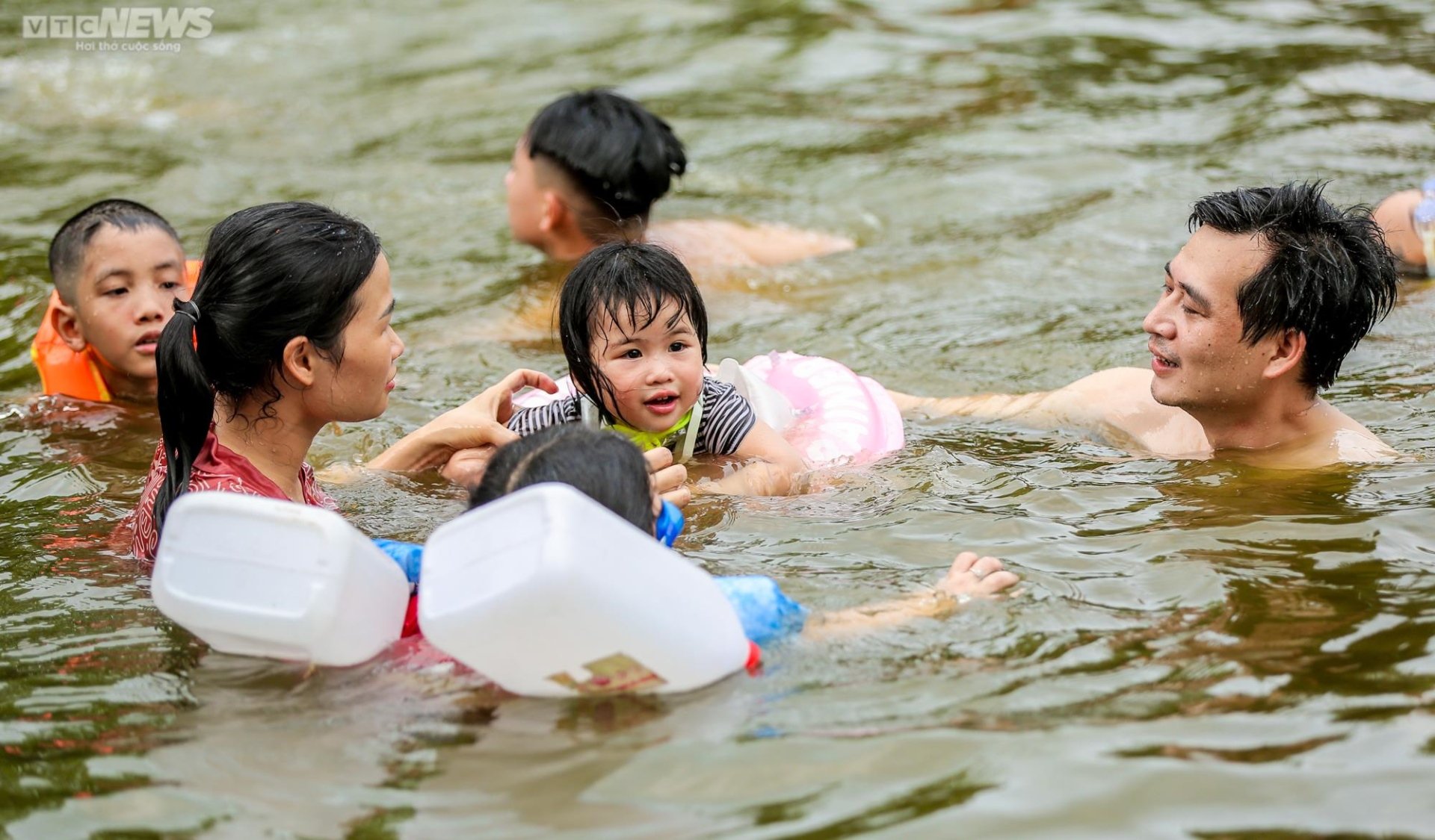 Trẻ em Hà Nội thích thú tắm ‘giải nhiệt’ dưới hồ nghìn năm tuổi - 4