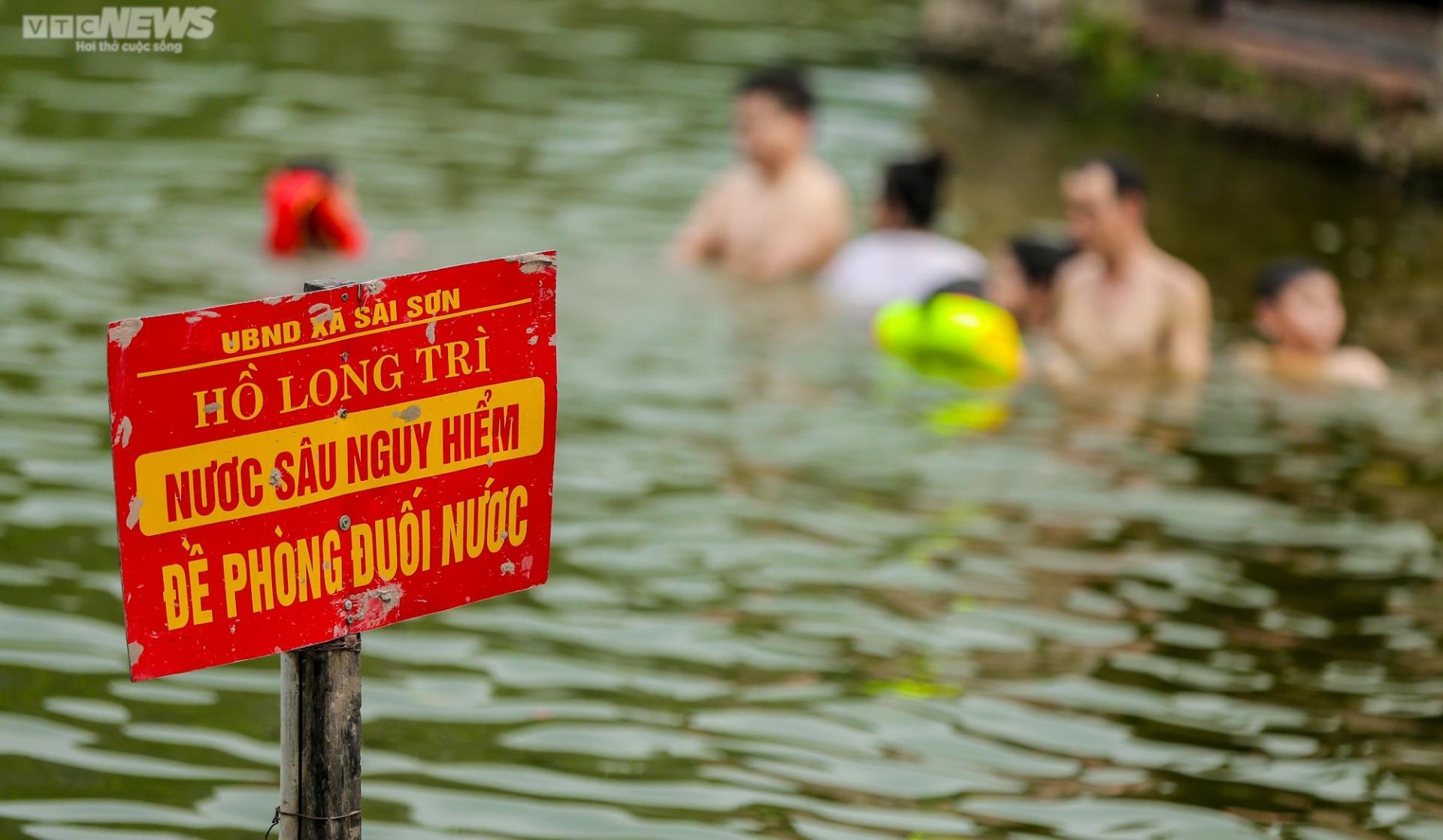 Trẻ em Hà Nội thích thú tắm ‘giải nhiệt’ dưới hồ nghìn năm tuổi - 14