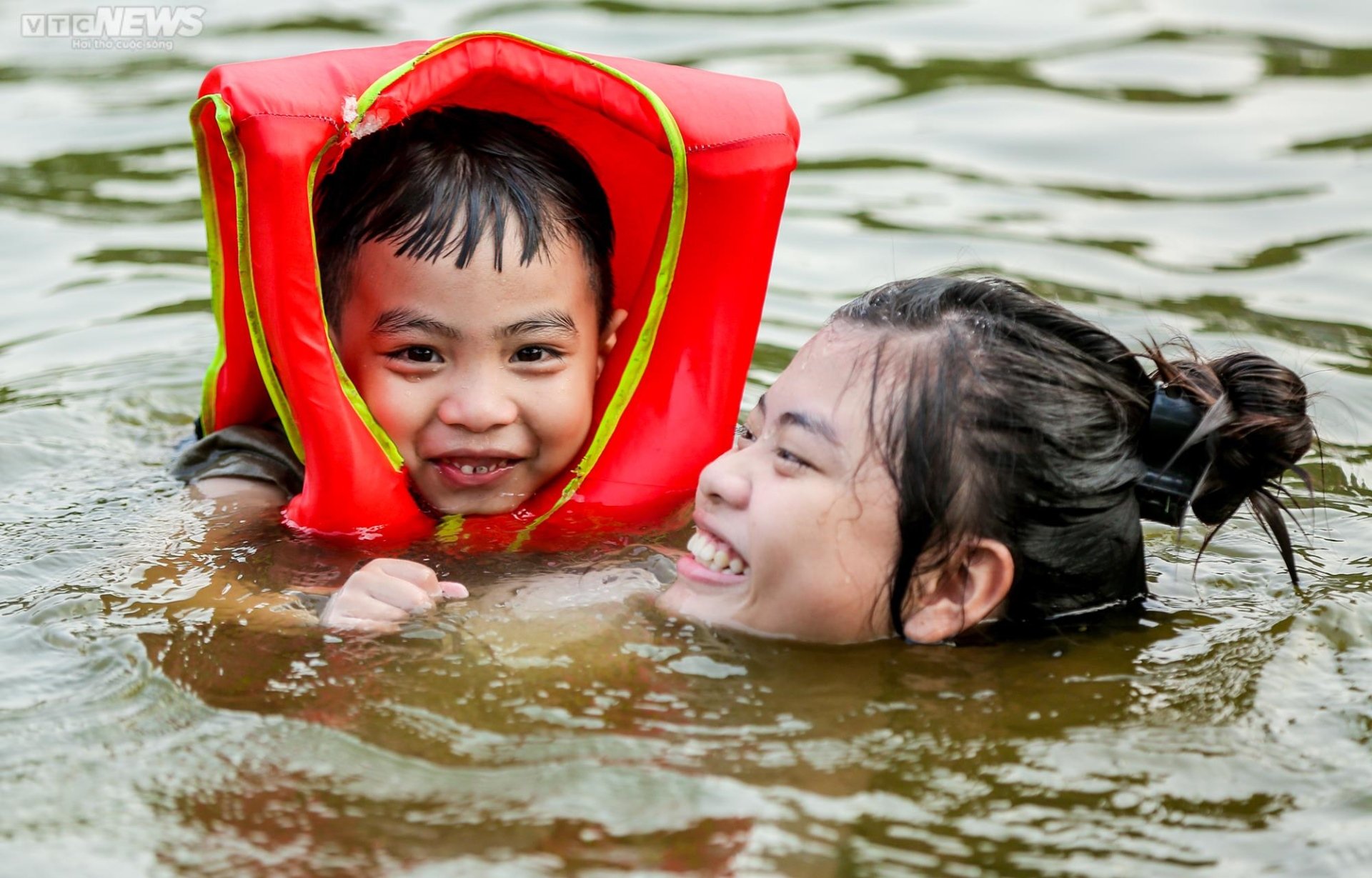 Trẻ em Hà Nội thích thú tắm ‘giải nhiệt’ dưới hồ nghìn năm tuổi - 13