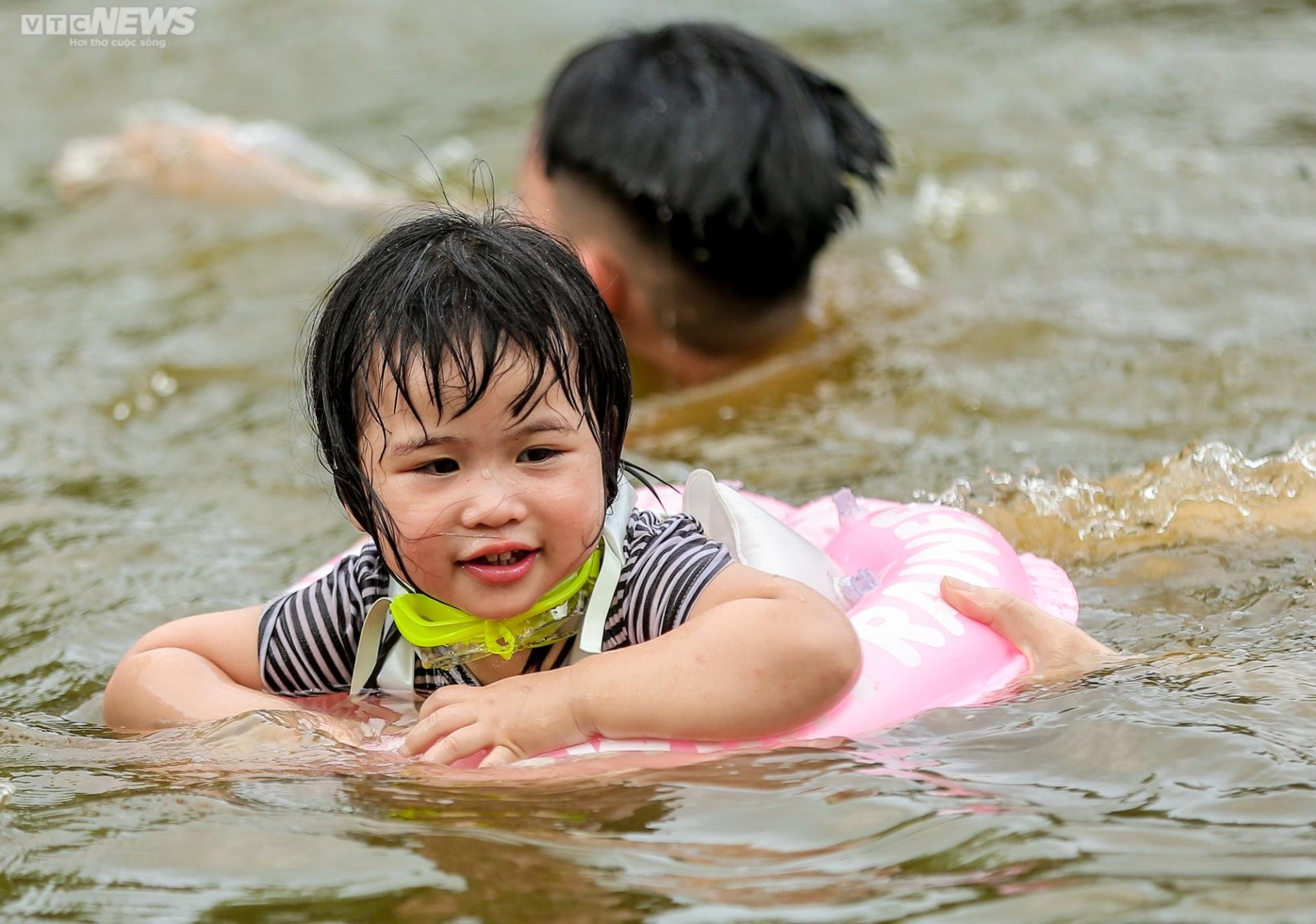 Trẻ em Hà Nội thích thú tắm ‘giải nhiệt’ dưới hồ nghìn năm tuổi - 12