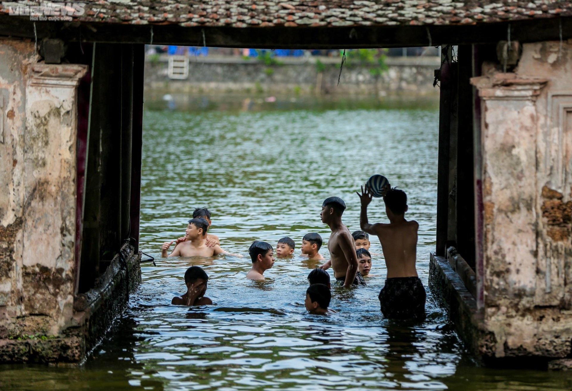 Trẻ em Hà Nội thích thú tắm ‘giải nhiệt’ dưới hồ nghìn năm tuổi - 15