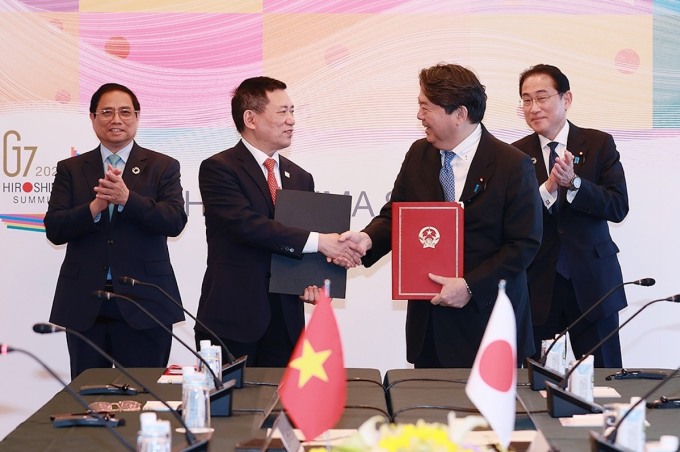 Hai Thủ tướng Việt Nam - Nhật Bản chứng kiến trao đổi văn bản ký kết 3 dự án hợp tác ODA với tổng trị giá 61 tỷ yen (khoảng 500 triệu USD). Ảnh: Dương Giang