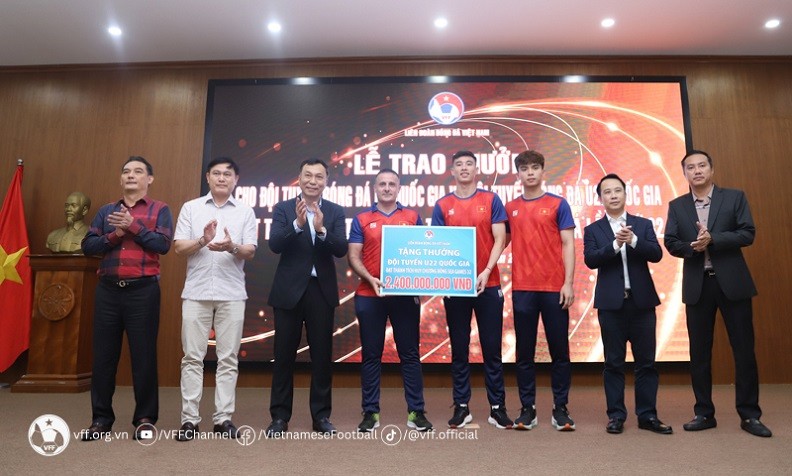 SEA Games 32: VFF trao tiền thưởng cho đội tuyển nữ Việt Nam và U22 Việt Nam