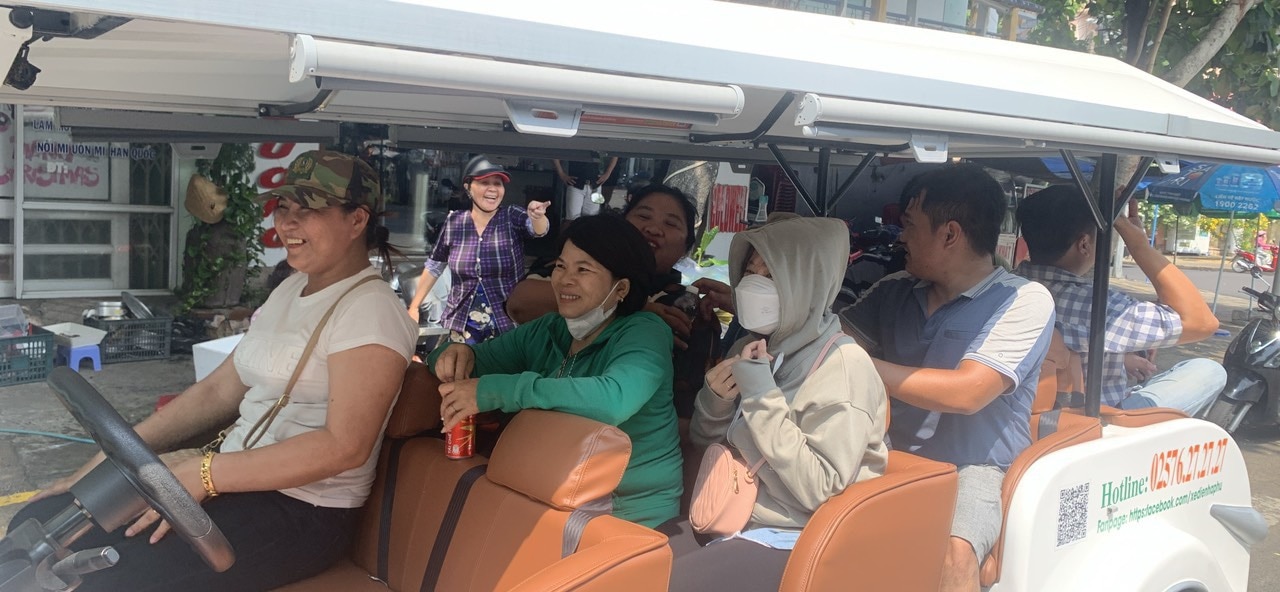Du khách trải nghiệm dịch vụ xe điện ở Tuy Hòa - Ảnh 3.