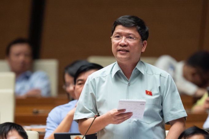 Ông Tạ Văn Hạ, đại biểu tỉnh Quảng Nam phát biểu tại phiên thảo luận Luật Giá (sửa đổi), chiều 23/5. Ảnh: Hoàng Phong